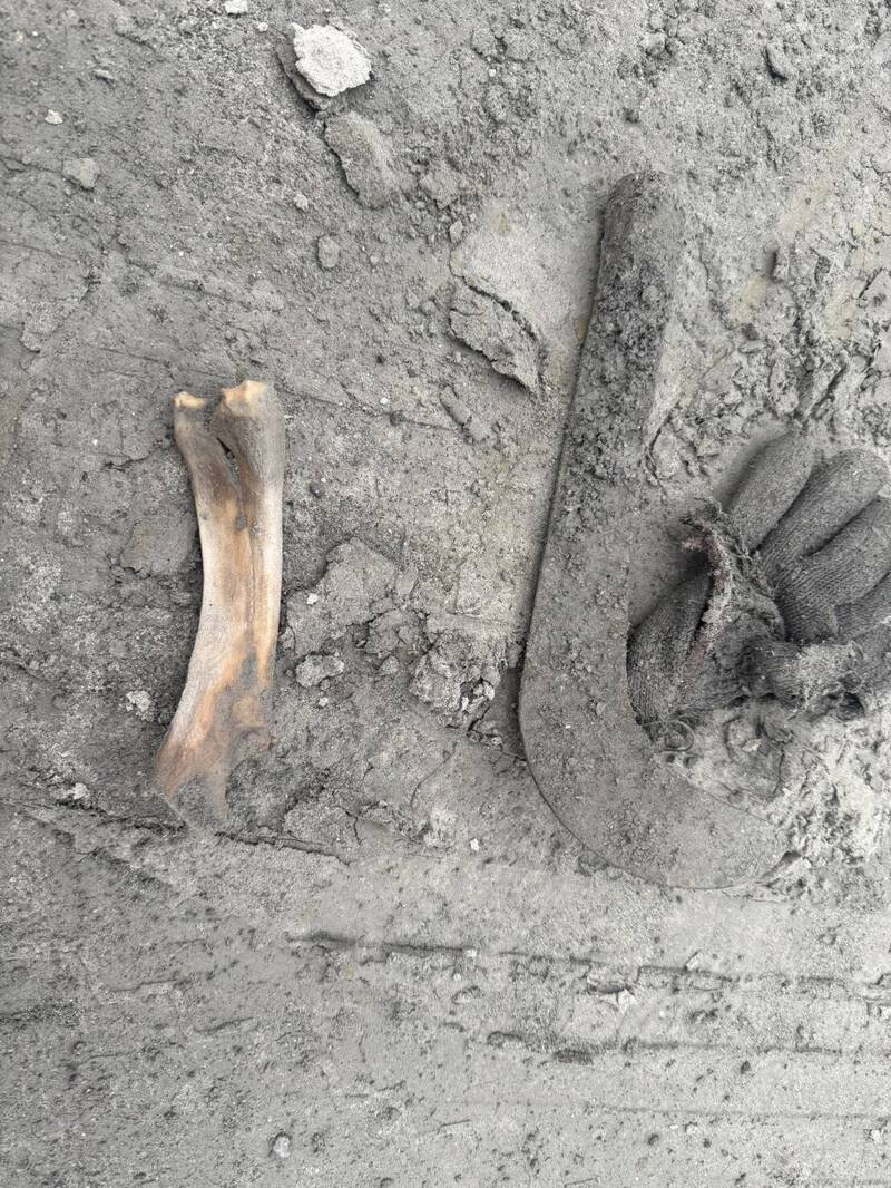 现场挖到疑似人骨。（民众提供）