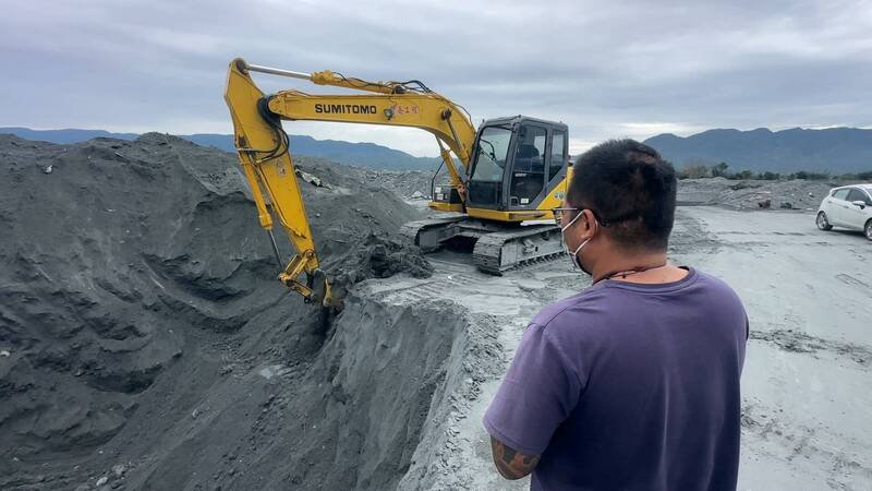 马太鞍堰塞湖失踪林姓夫妻档，他们的儿子不放弃，已经在灾区现场挖了快一个月。（民众提供）