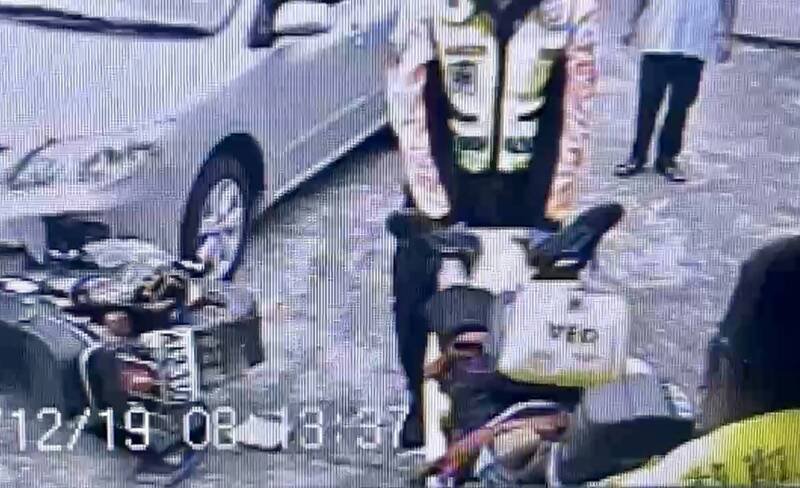 消防救护人员现场急救遭刺杀萧姓男子，也火速送医。（民众提供）