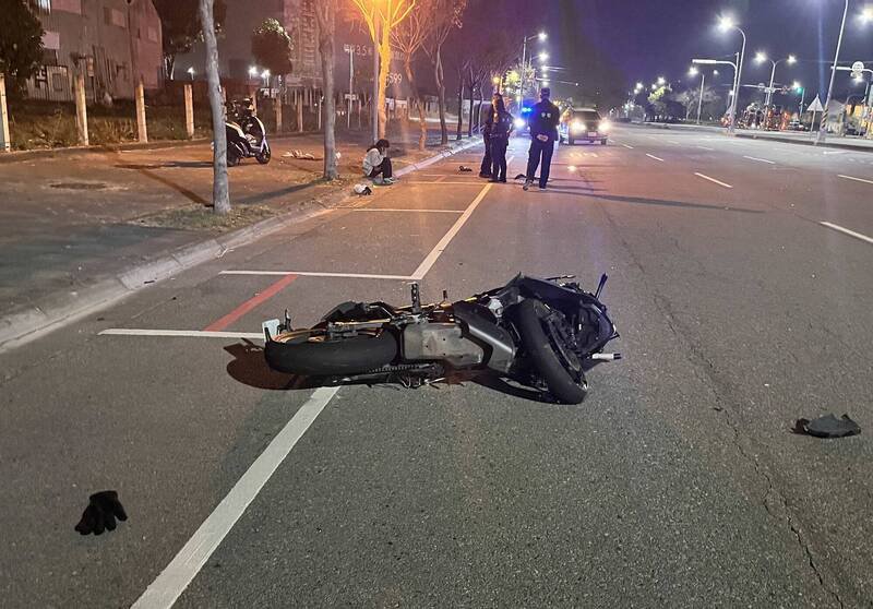 林姓男子半夜骑车失控擦撞路缘，自撞路树弹飞20公尺，送医不治。（民众提供）