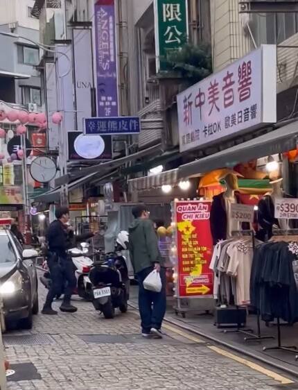 警方接获报案，迅速赶抵银楼。（撷取自网路）