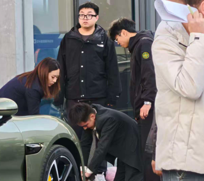 中国小米SU7车主，刚交车就撞死销售业务员。图为事发后民众抢救伤患，肇事驾驶则一脸茫然。（图撷自bilibili）