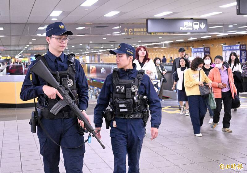 捷运台北车站今进驻警力，全副武装密集巡逻。（记者方宾照摄）