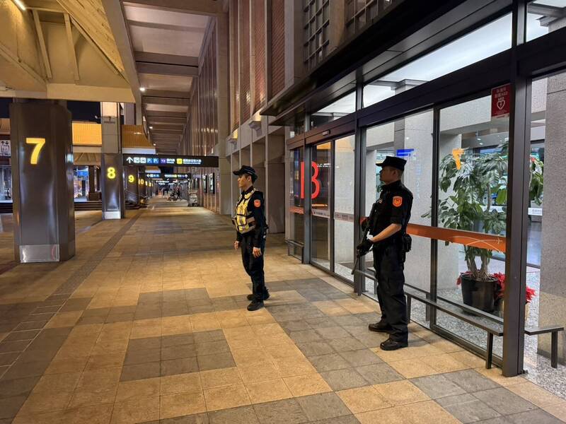松山机场在国内外航厦、捷运站出入口增加警力巡逻。（松山机场提供）