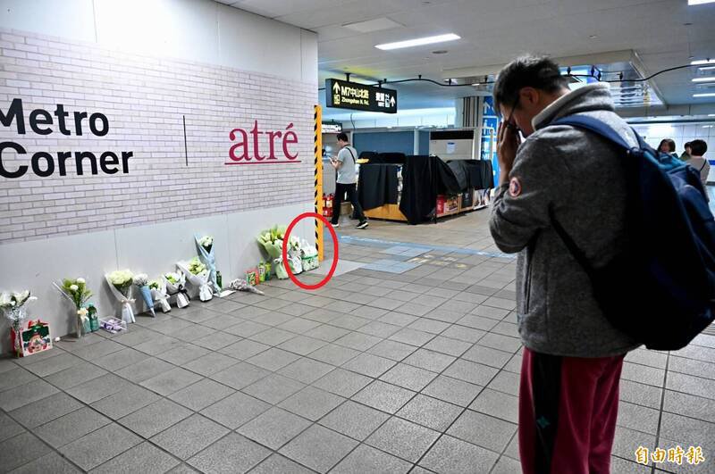 民众献花处赫见UG手摇饮。（记者涂建荣摄）