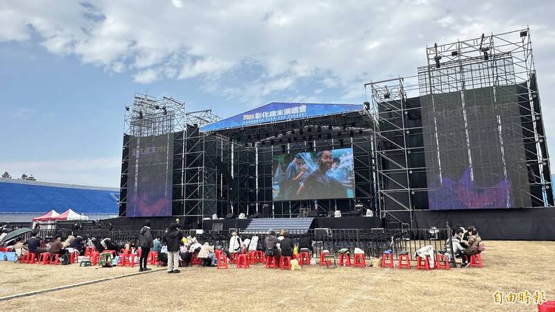 彰化县政府今晚在八卦山上体育场举办岁末演唱会，警方临时设立指挥所，调派百名警力戒备。（记者张聪秋摄）