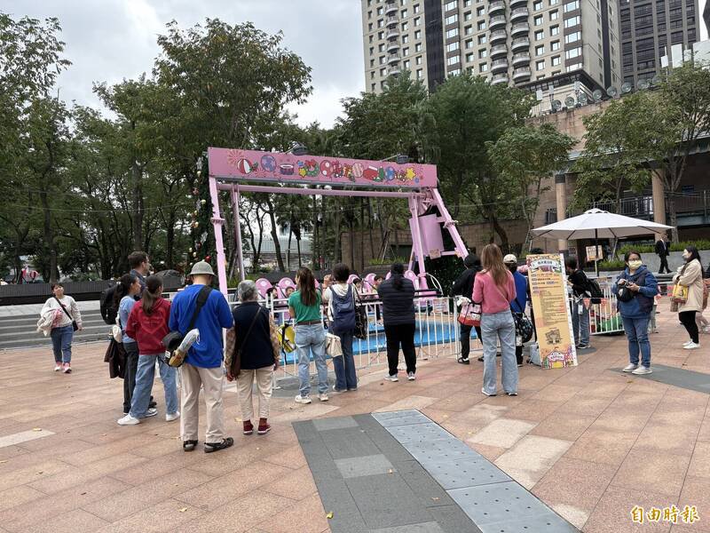 新北市民广场游乐设施「飞天魔法椅」，今早依旧吸引许多民众排队游玩。（记者黄政嘉摄）