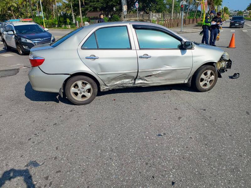 花莲193县道、南滨路与和平路口今天上午9点46分发生一起死亡车祸，29岁徐姓男子骑乘大型重型机车与左转汽车擦撞造成头部重创送医不治。（民众提供）