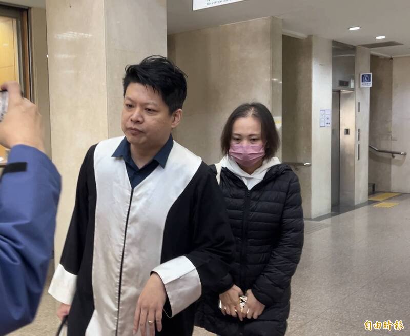 林惠珠（右）今天改口全盘认罪。（记者张文川摄）