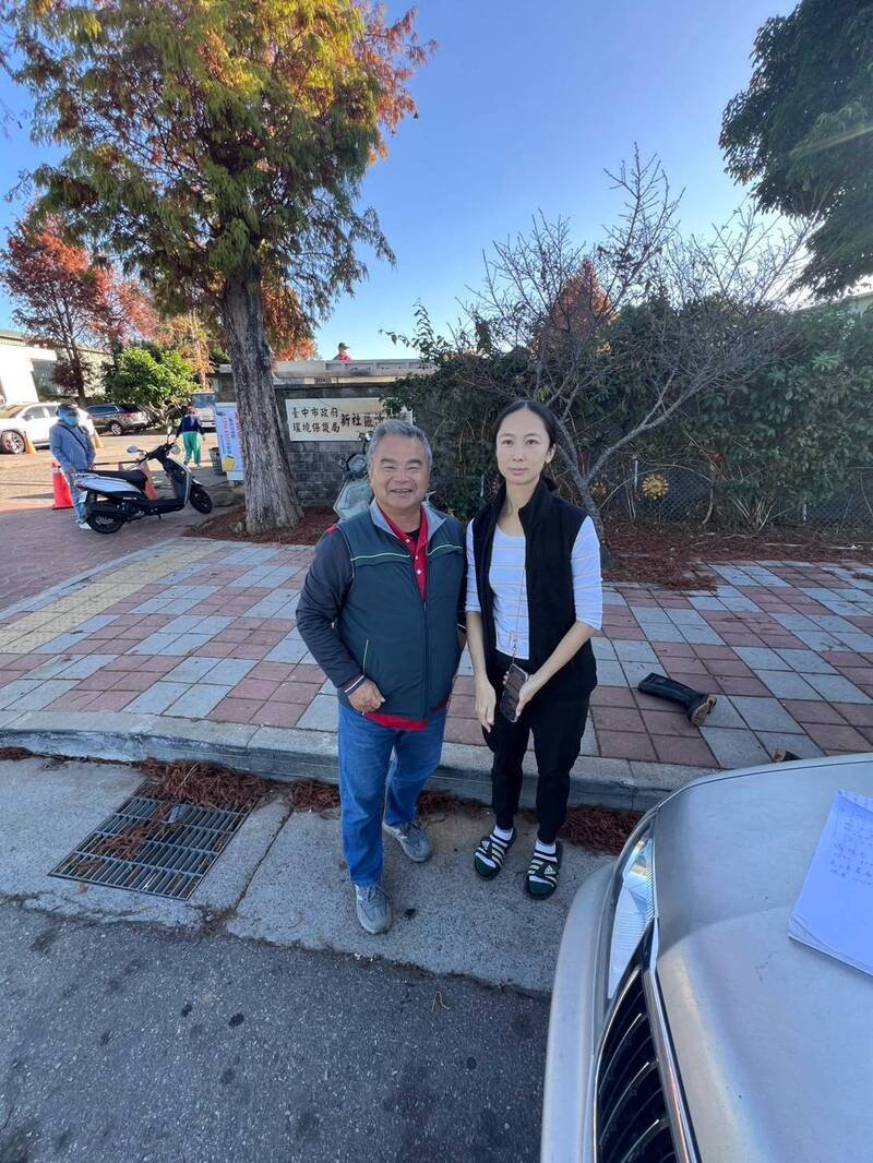 罗女（右）十分感谢新社清洁队班长詹文荣（左）的协助。（罗女提供）