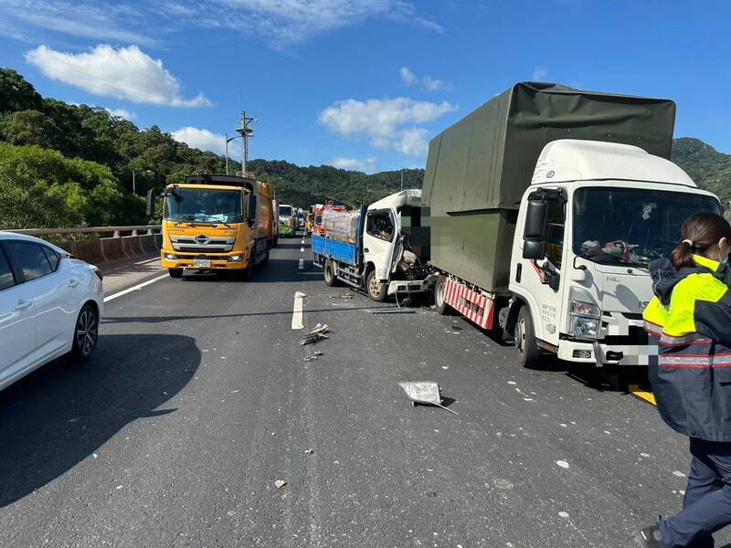 台64线五股路段今天上午惊传一辆货车猛撞前方大货车，陈姓货车驾驶昏迷送医，车祸肇因仍待调查厘清。（记者吴仁捷翻摄）