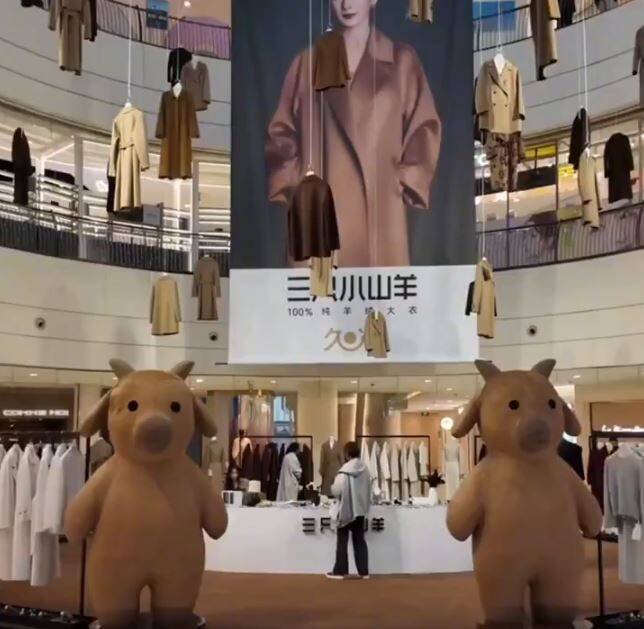 中国上海商场中庭布置，被称「像是一群无头尸体在天上飘」。（图片撷取自@yingtan04410735/X）