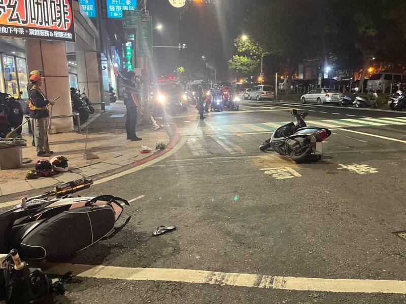 高雄19岁男闯红灯追撞机车，造成3人受伤送医。（民众提供）