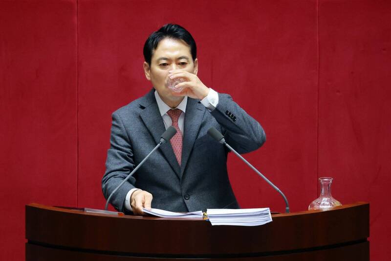 南韩最大在野党国民力量党代表张东赫23日在国会冗长辩论中饮水。（欧新社）