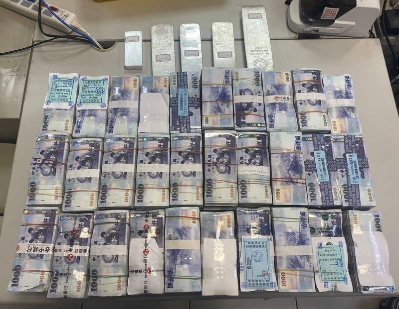 于王明福办公室查扣三千万现金。（记者郑景议翻摄）