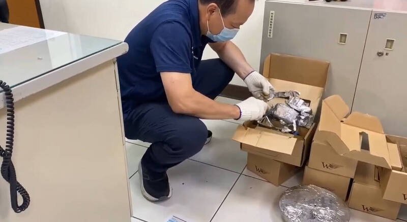 诈团在南部知名银楼「港口王」实际负责人王明福协助下，购买黄金后熔铸入铅锡合金门挡内。（记者郑景议翻摄）