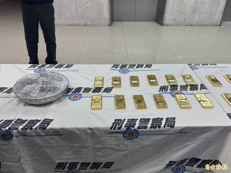 全案共扣得黄金二十四公斤，以目前市价每条约四百五十万元计算，总价值超过一亿零七百万元。（记者郑景议摄）