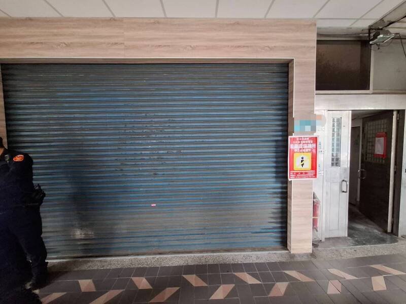 新北市芦洲一间养生馆违法经营，公安小组三度开罚未改善，今天强制断水断电，展现公权力。（记者吴仁捷翻摄）