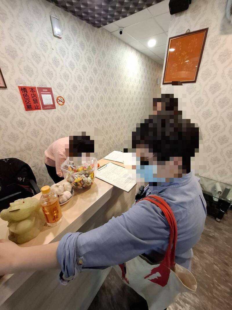 新北市芦洲一间养生馆违法经营，公安小组三度开罚未改善，今天强制断水断电，展现公权力。（记者吴仁捷翻摄）