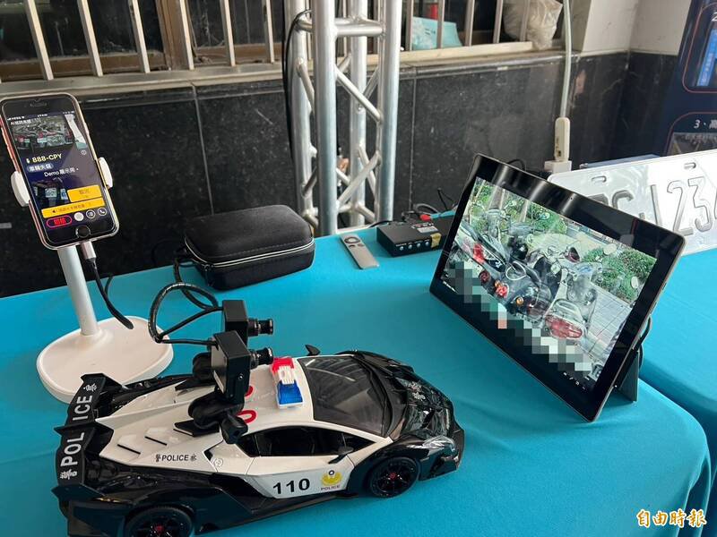 云林县警察局导入AI巡防系统，在巡逻车上装置2台摄影机及1支手机，即可即时辨识路旁车辆车牌及示警。（记者黄淑莉摄）