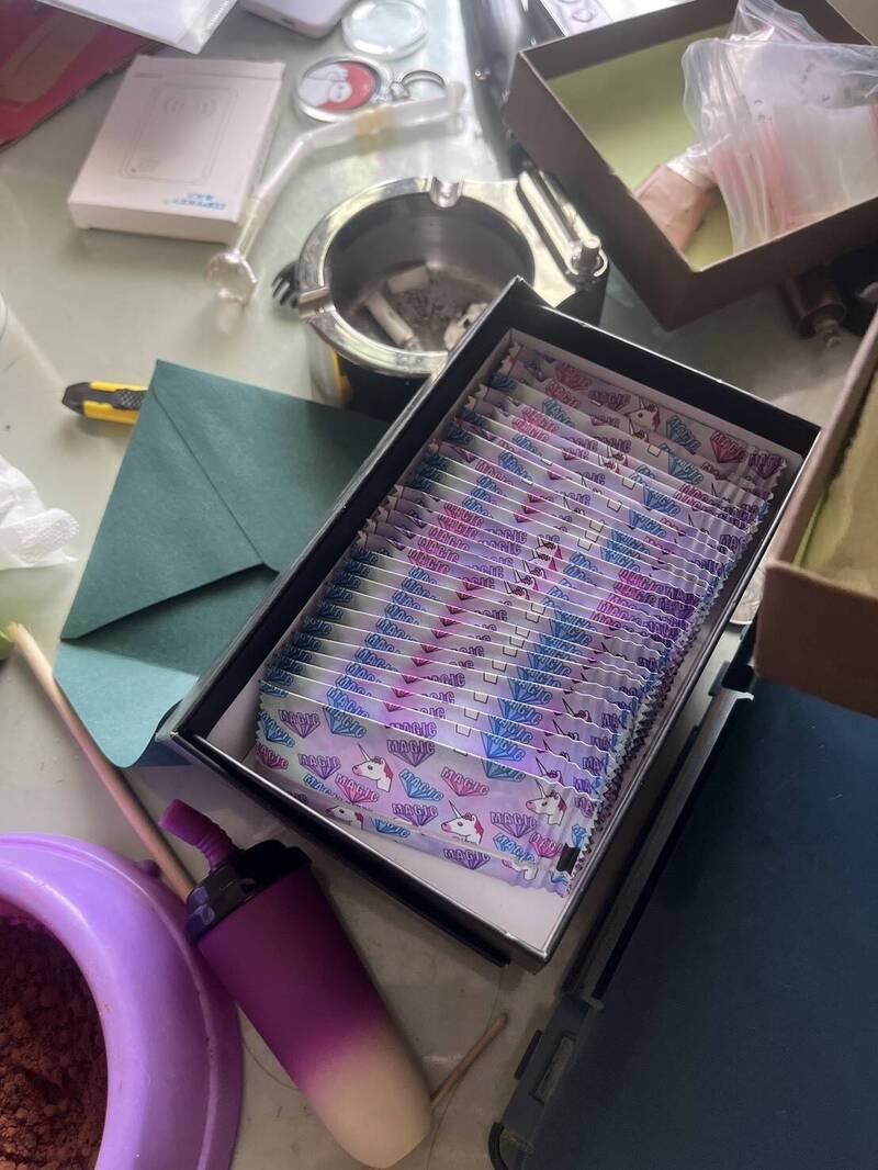 警方查扣大量毒咖啡包等赃证物。（警方提供）