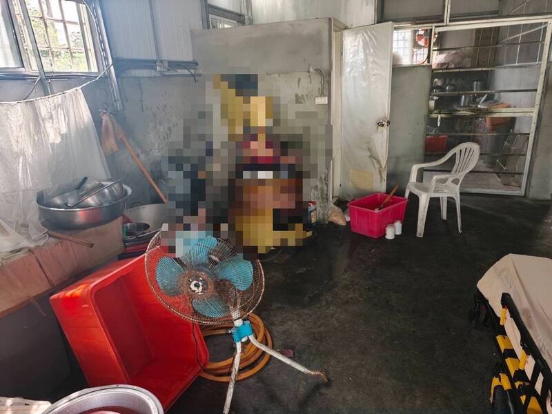 台南安南区台江大道上一家小型绞肉制作场所，今午惊传一名76岁林姓妇人遭卷入绞肉机内受困，当场不幸身亡。（民众提供）