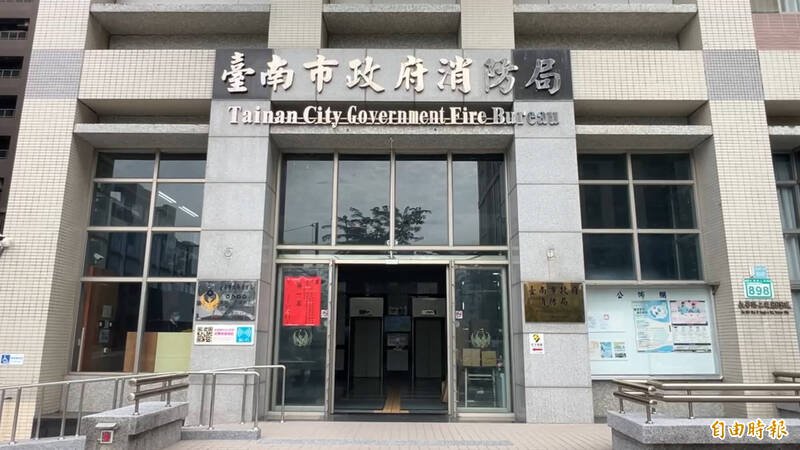 台南市府消防局传出民间捐赠救灾车辆爆出贪渎疑云，24日上午，检廉调人员上门搜查相关资料。（记者王俊忠摄）