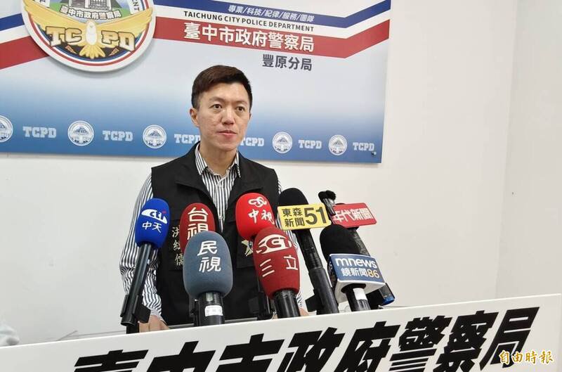 丰原分局侦查队长洪纬儒说明案情。（记者张轩哲摄）