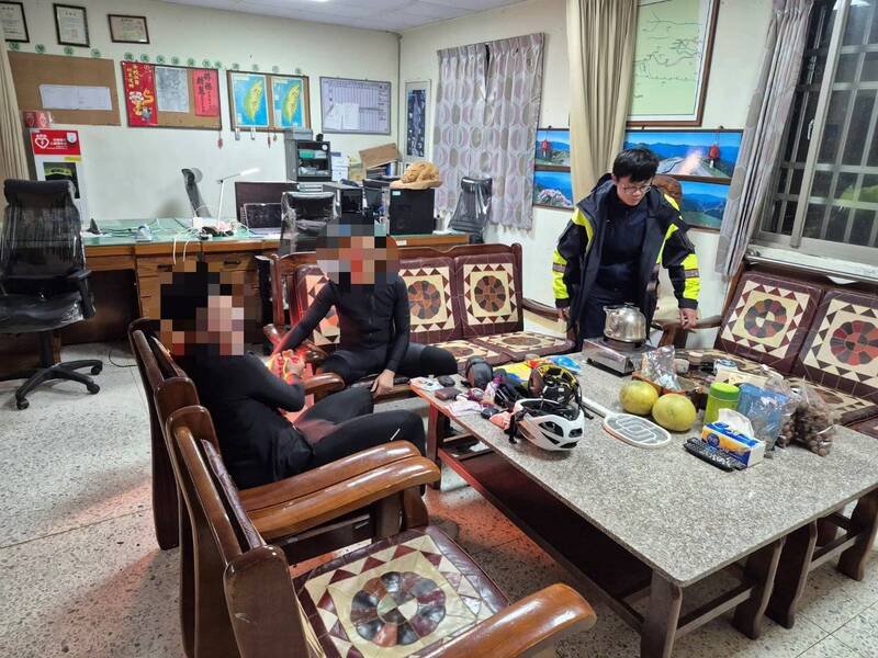 2名高中生骑自行车挑战合欢山武岭，因准备不足被山区剧降的气温冷到，警方给予热茶。（警方提供）