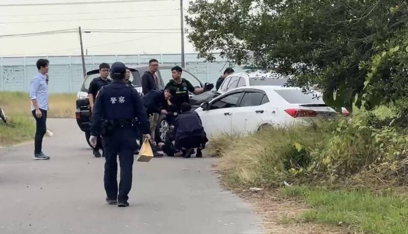 斗六警分局围捕通缉犯，嫌犯拒捕，警方对空鸣枪示警逮人。（民众提供）