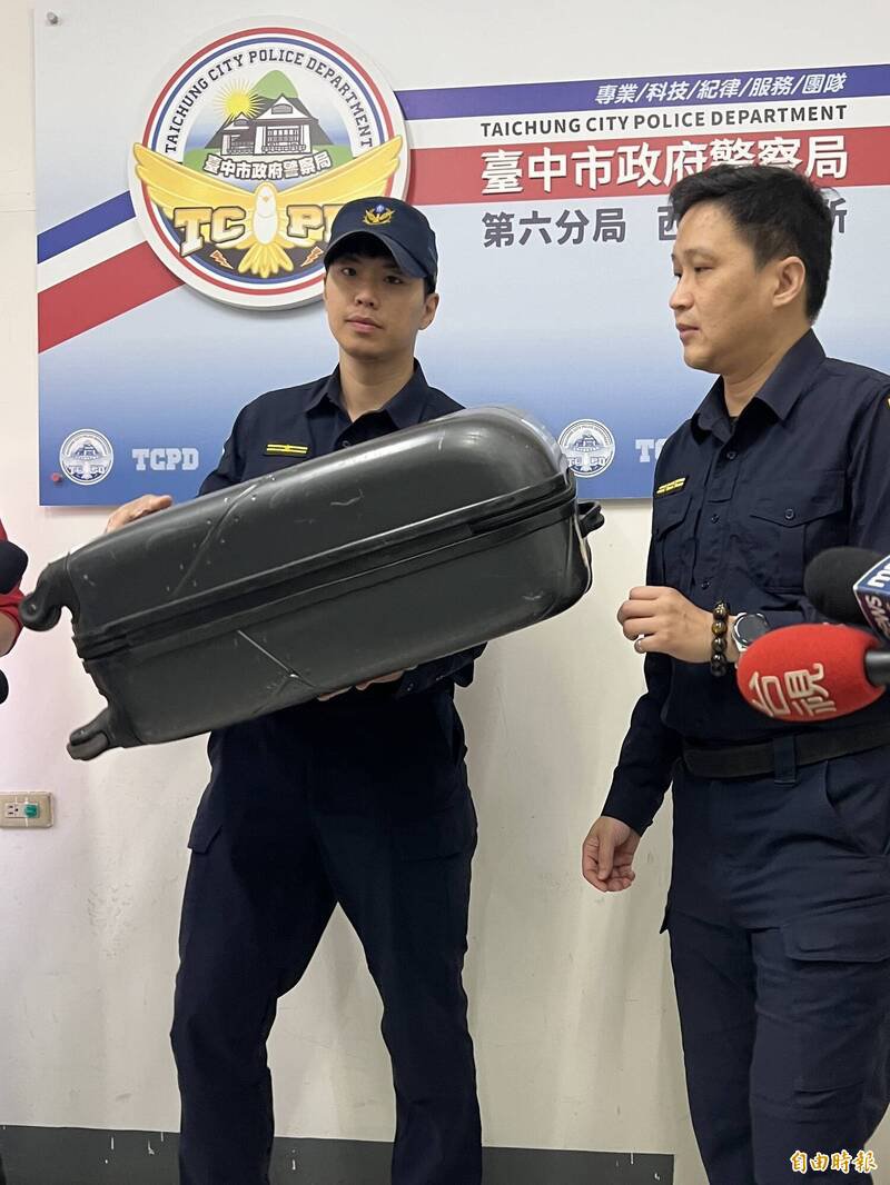 水湳中央公园跨年夜禁止携带大型行李。（记者廖耀东摄）