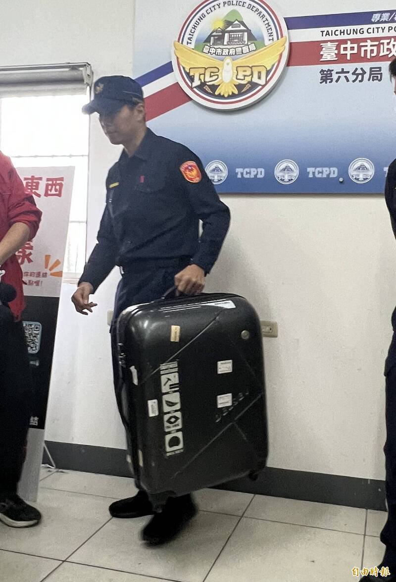 水湳中央公园跨年夜禁止携带大型行李。（记者廖耀东摄）