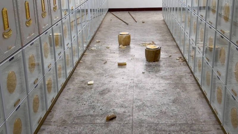 卑南乡纳骨塔骨灰罐在强震中掉落破碎。（记者黄明堂翻摄）