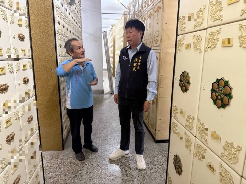 台东市长陈铭风今早视察生命园区地震灾情。（记者黄明堂翻摄）