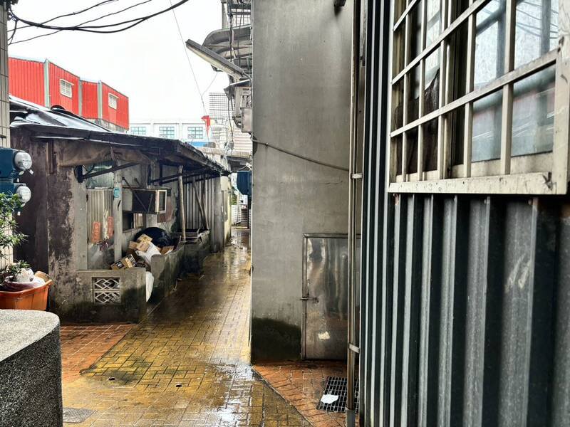 38岁林姓男子今天上午遭人持刀刺入左胸，丢弃路旁；他坐在路旁等待消防队员赶抵将他送医急救。（记者林嘉东翻摄）