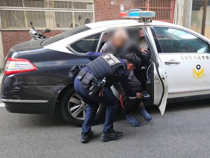 桃园8旬徐姓老翁外出失踪迷途，暖警平安夜助返家。（警方提供）