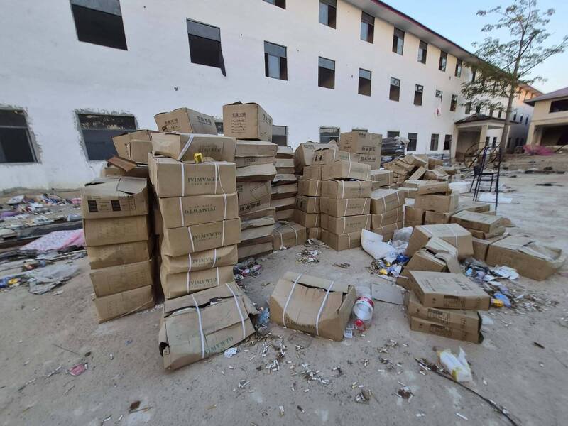 新北市议员林秉宥近日跑到缅甸「开箱」电诈园区，PO出园区散落物品。（图翻摄自「林秉宥」脸书）