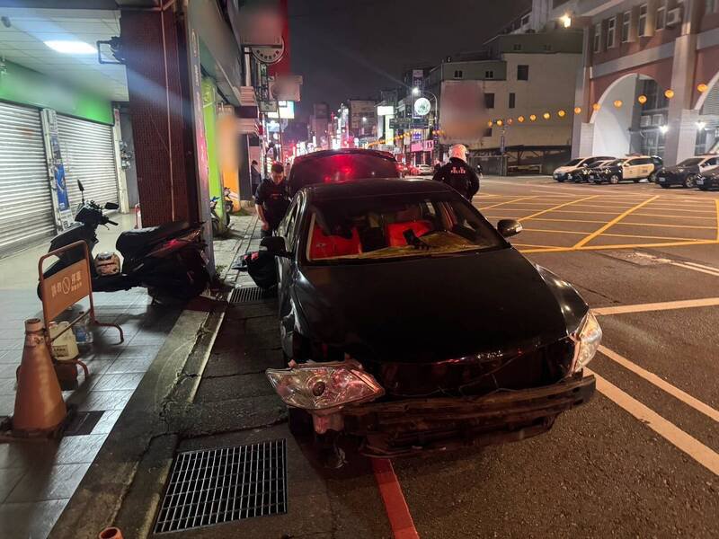 郑姓男子拒检撞警车再与民车发生车祸逃逸，优势警网破窗逮人。（警方提供）