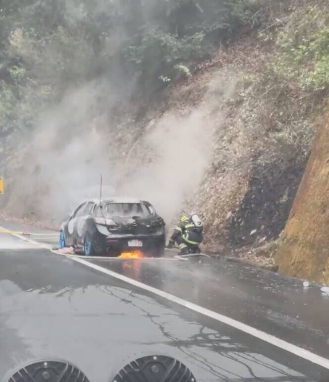 合欢山下雪涌现追雪车潮，惟台14线却传出火烧车，所幸没有造成人员受伤。（台湾追雪团line群组提供）