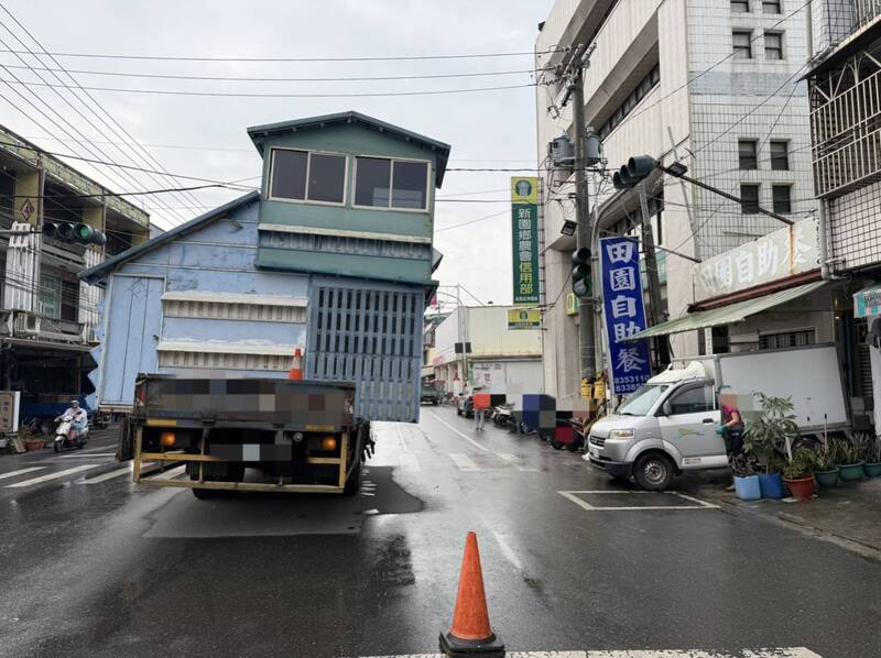 郭男载运鸽舍的货车卡到电线。（警方提供）