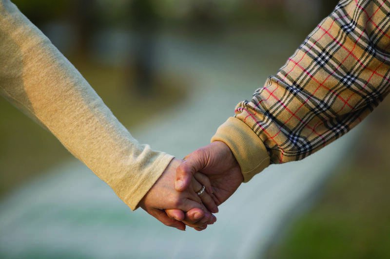 结婚近半世纪情变！王男控吴男与其妻进汽车旅馆遭儿子撞见报警，台南地院判吴男赔40万元。（情境照）