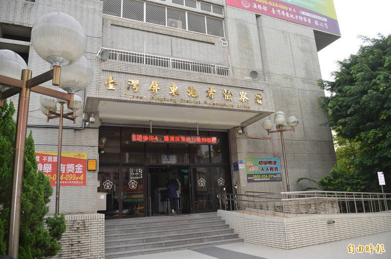 屏东吴男在网路留言「丢烟雾弹不揪」、「斩杀芽芽好了」等讯息，屏检讯后谕知10万交保。（记者李立法摄）