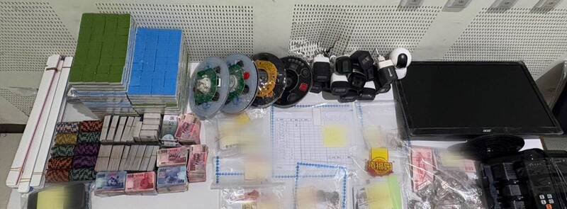 警方查扣各类赃证物。（记者刘庆侯翻摄）