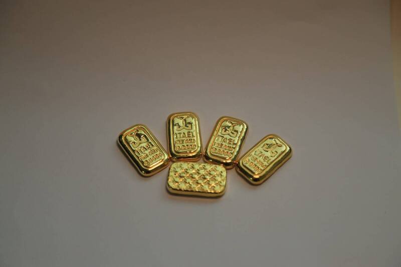 检警在范男宜兰、新北住处，查扣麦拉伦跑车、特斯拉、现金280万余元、百达翡丽名表、爱马仕花瓶、黄金条块等财物。（记者郑淑婷翻摄）