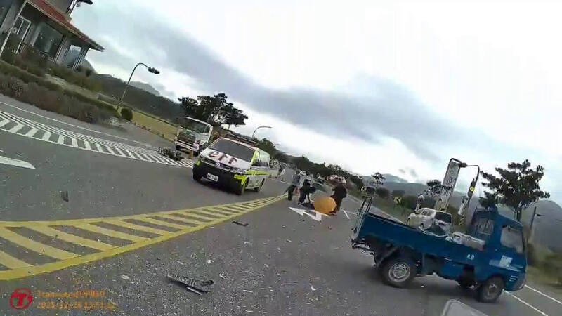 花莲县富里乡台九线上发生一起死亡车祸，机车从外侧车道左转时遭后方同向小货车撞上。（民众提供）