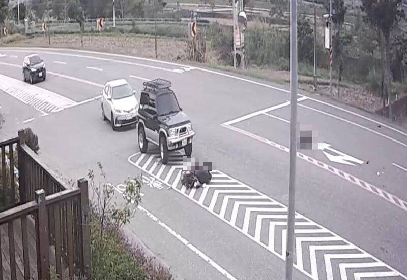 花莲县富里乡台九线上发生一起死亡车祸，机车从外侧车道左转时遭后方同向小货车撞上，机车还滑到对向车道。（民众提供）