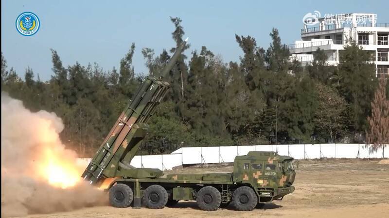 中国解放军东部战区发射远程火箭弹情形曝光。（图撷取自中国解放军东部战区微博）