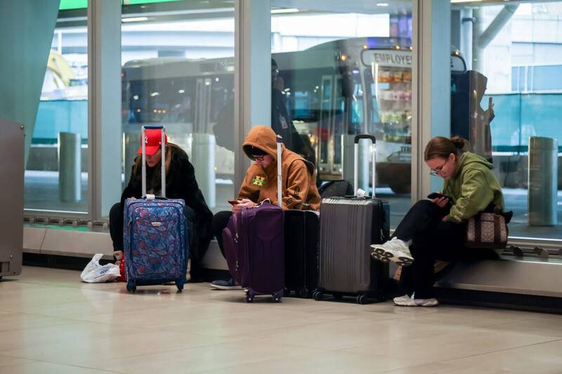 因航班变动，旅客受影响。（彭博社）