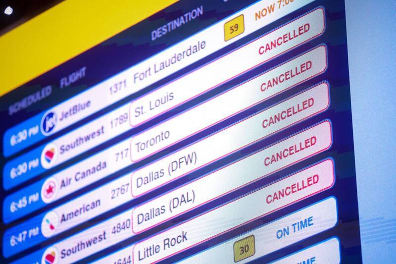 美国纽约拉瓜地亚机场（LGA），因冬季风暴影响，数百航班被取消。（彭博社）