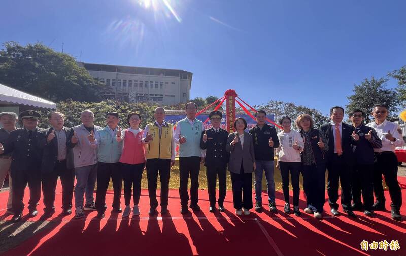 各界来宾共同见证屏东市第3个消防分队的动土仪式。（记者罗欣贞摄）